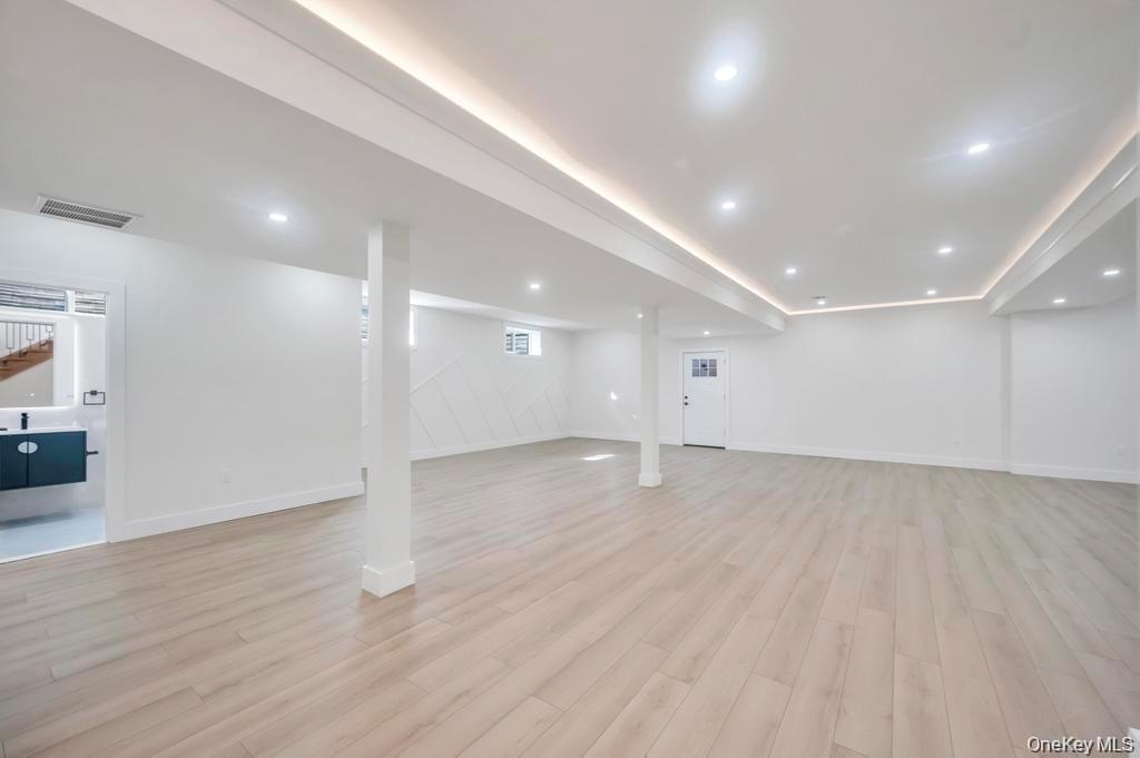 8 Table Lane, Hicksville, NY 11801