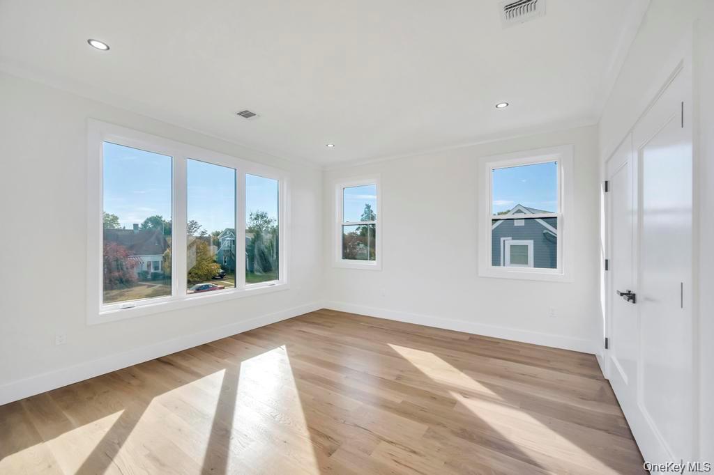 8 Table Lane, Hicksville, NY 11801