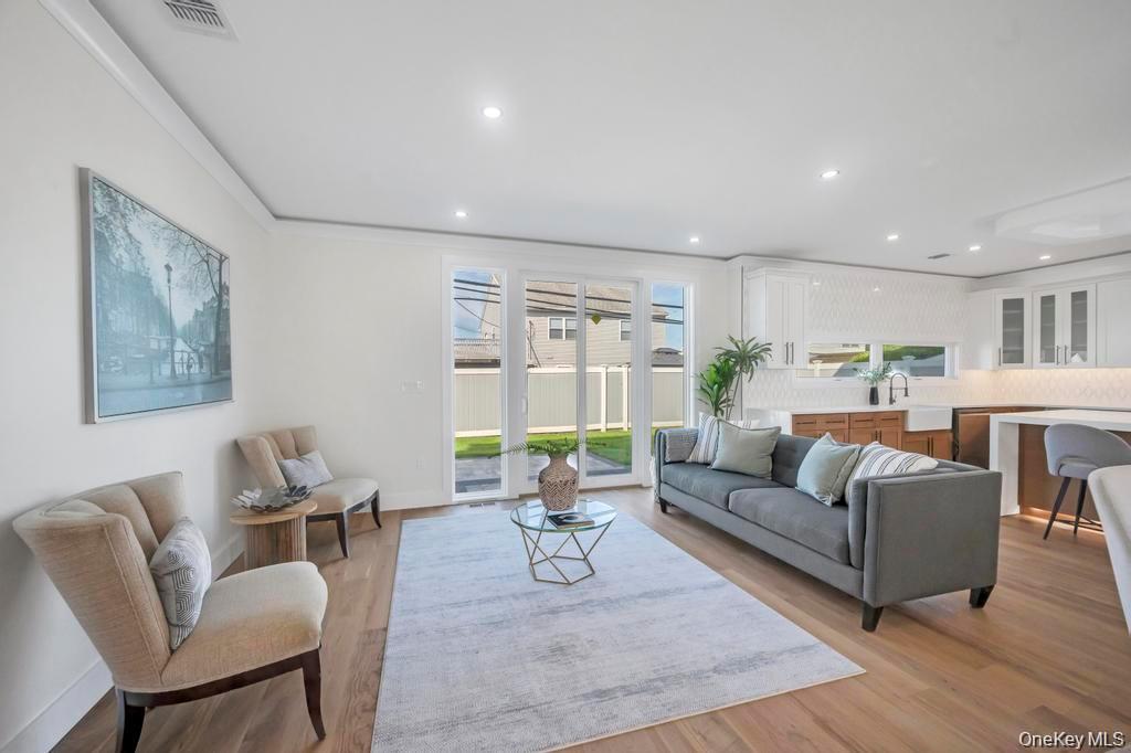 8 Table Lane, Hicksville, NY 11801