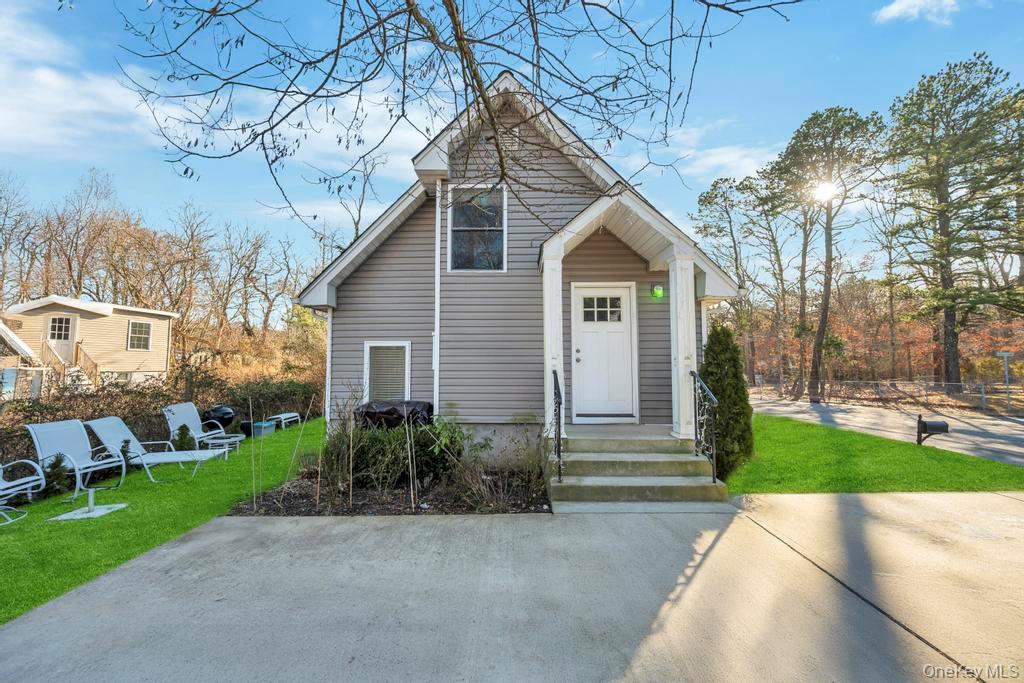 16 OAK Avenue, Flanders, NY 11703