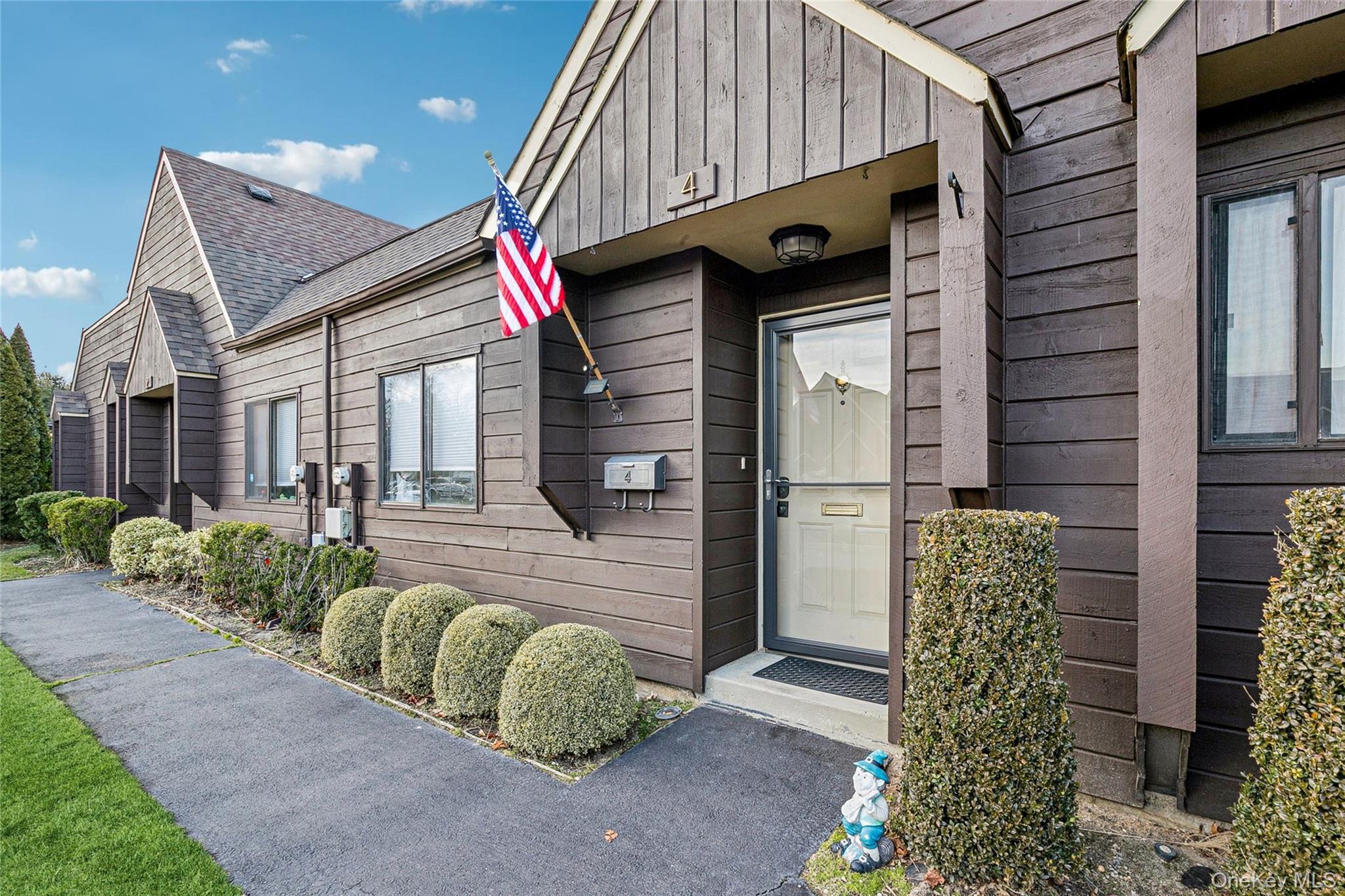 4 Southgate Circle, Massapequa Park, NY 11762