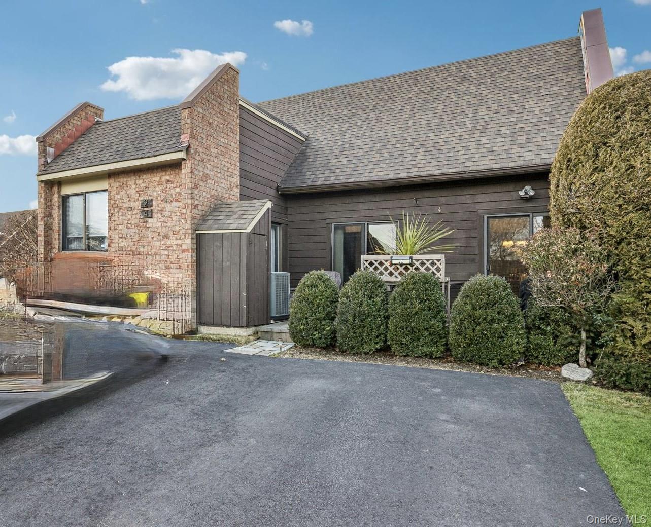 4 Southgate Circle, Massapequa Park, NY 11762