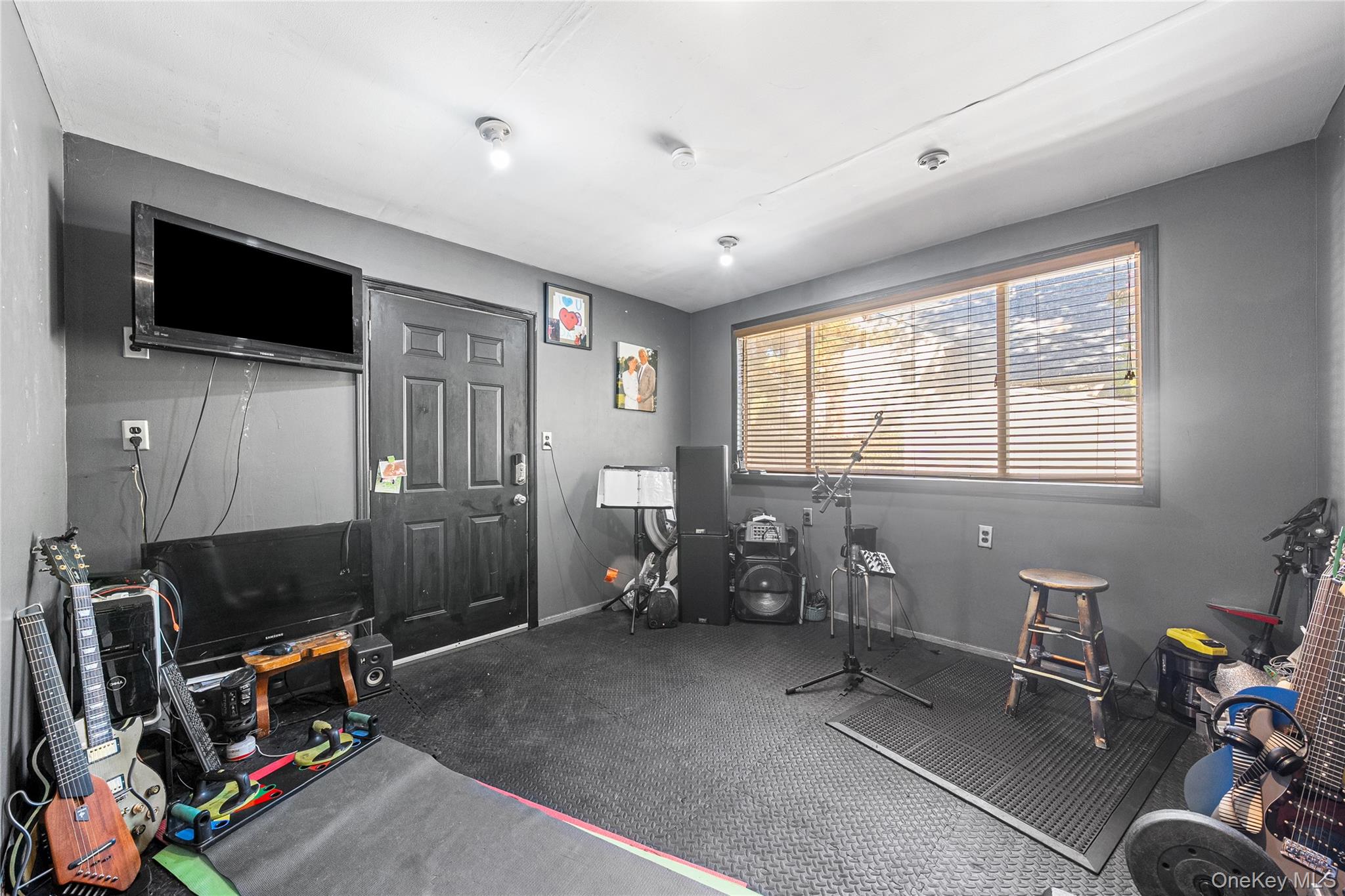 27 Gaylore Drive S, Amityville, NY 11701