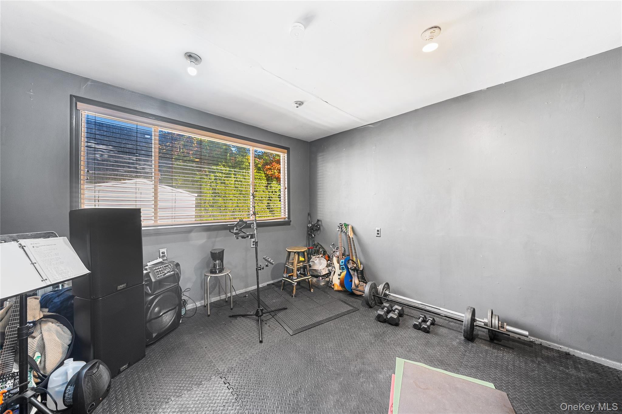 27 Gaylore Drive S, Amityville, NY 11701