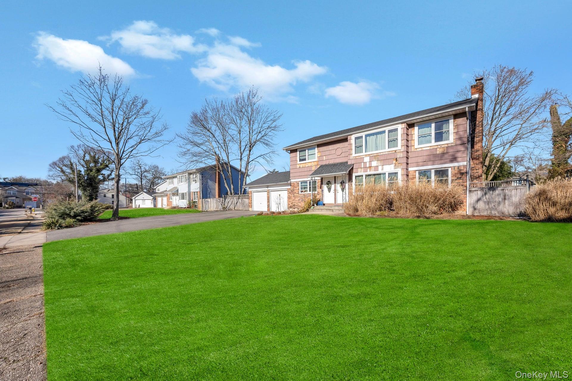 11 Marlo Lane, Hauppauge, NY 11788