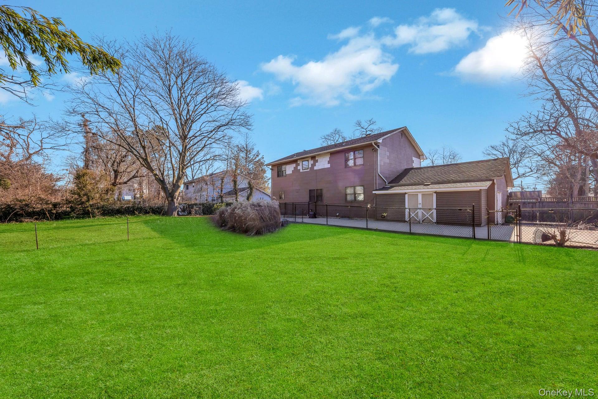 11 Marlo Lane, Hauppauge, NY 11788