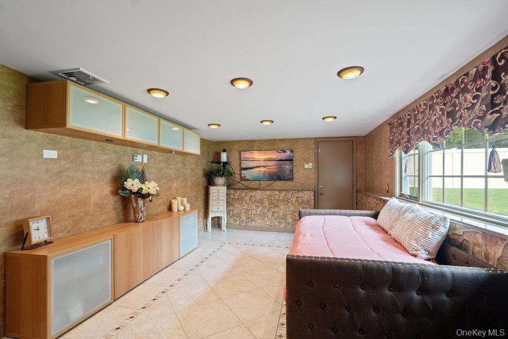 939 Manor Lane, Bay Shore, NY 11706