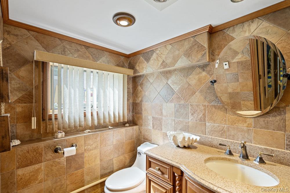 939 Manor Lane, Bay Shore, NY 11706