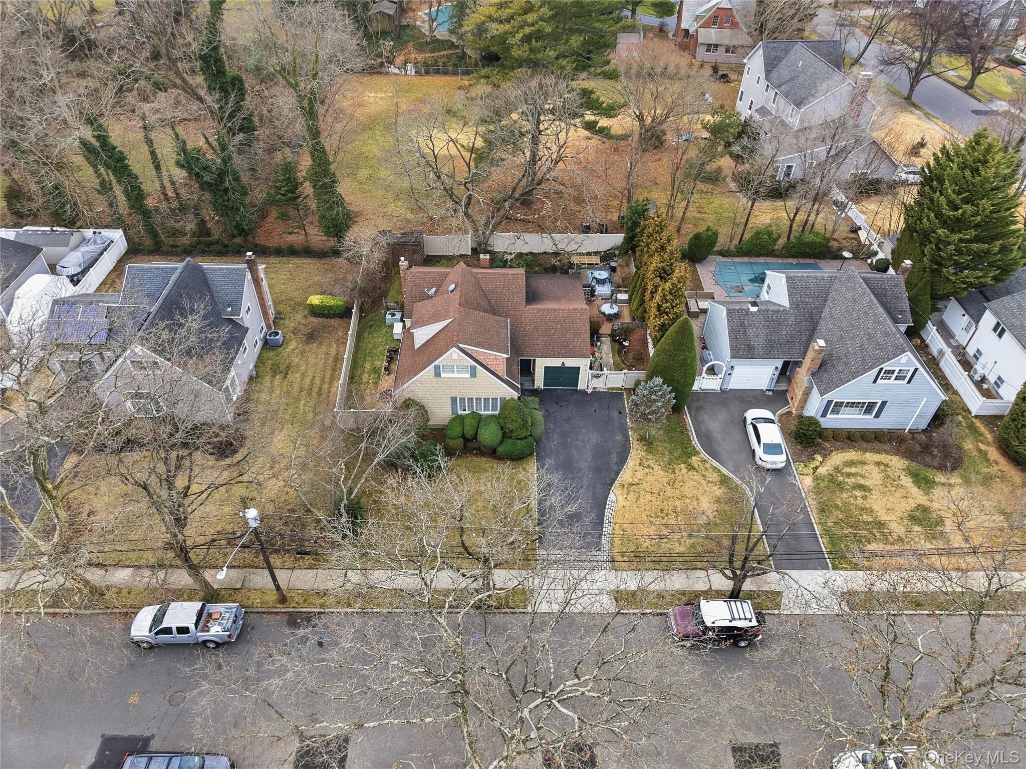 18 Gaylore Drive W, Amityville, NY 11701