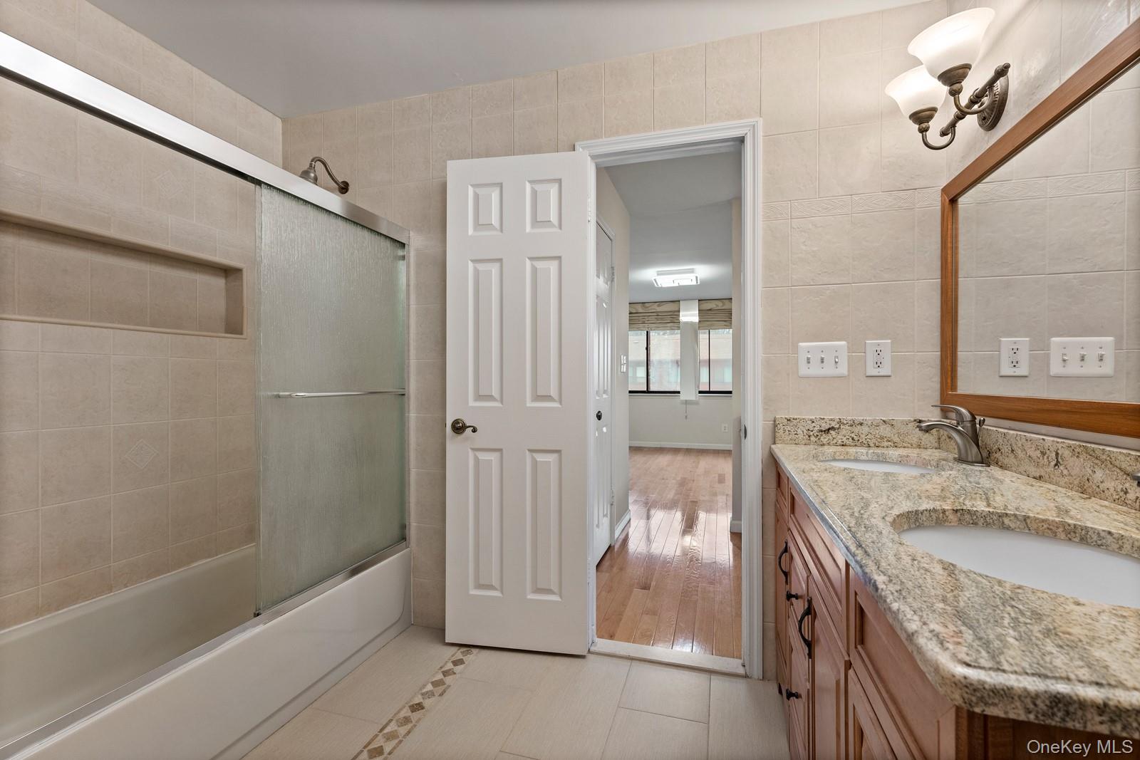 2 Cricket Club Drive, Roslyn, NY 11576