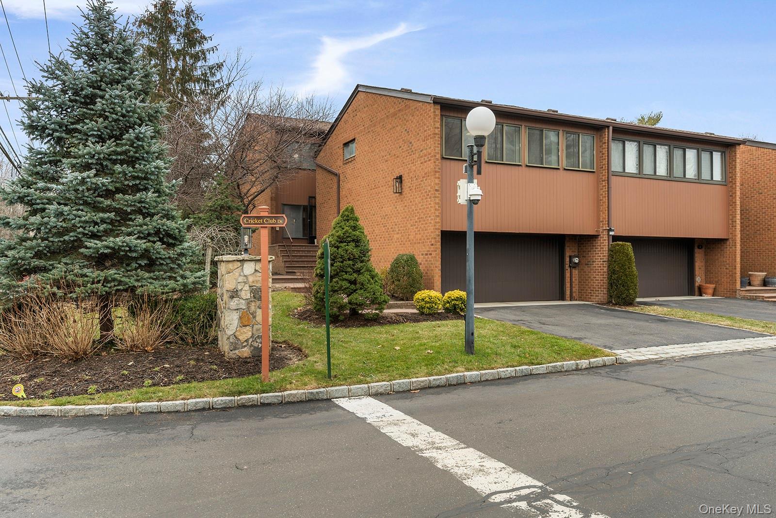 2 Cricket Club Drive, Roslyn, NY 11576