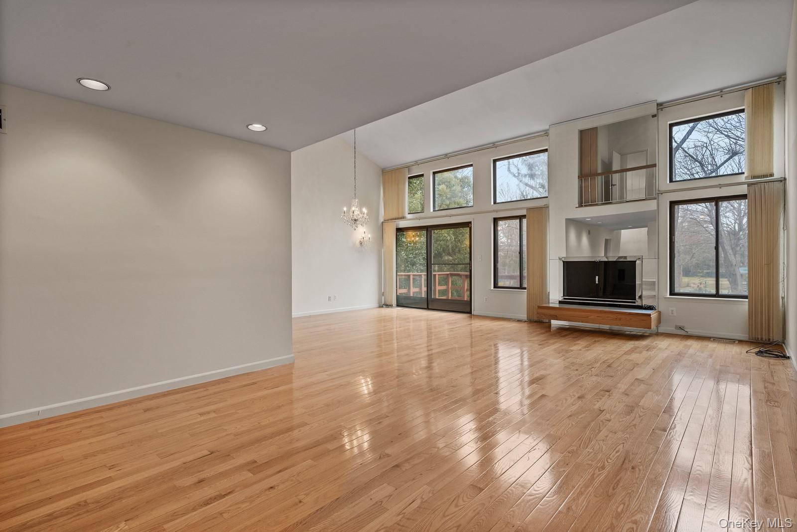 2 Cricket Club Drive, Roslyn, NY 11576