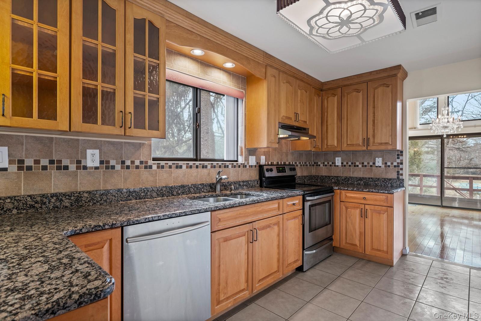 2 Cricket Club Drive, Roslyn, NY 11576