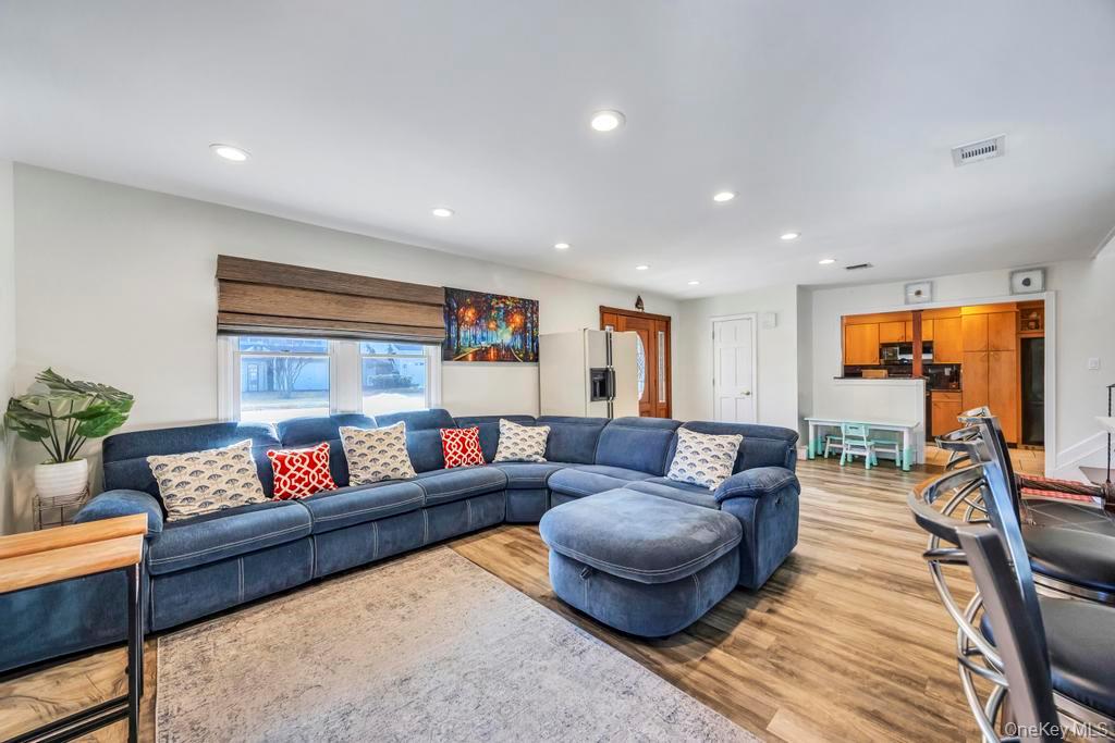 3 Avelaine Court, Babylon, NY 11702