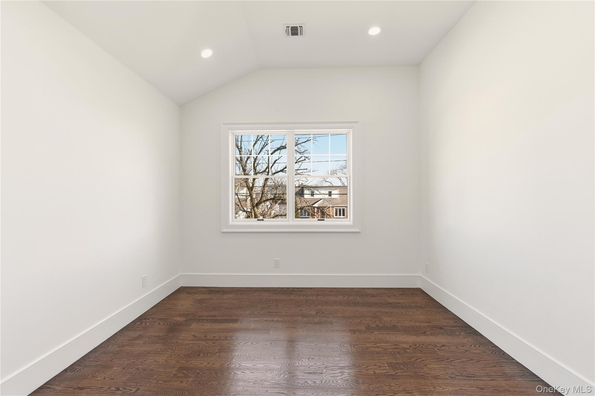 12 Lee Avenue, Albertson, NY 11507