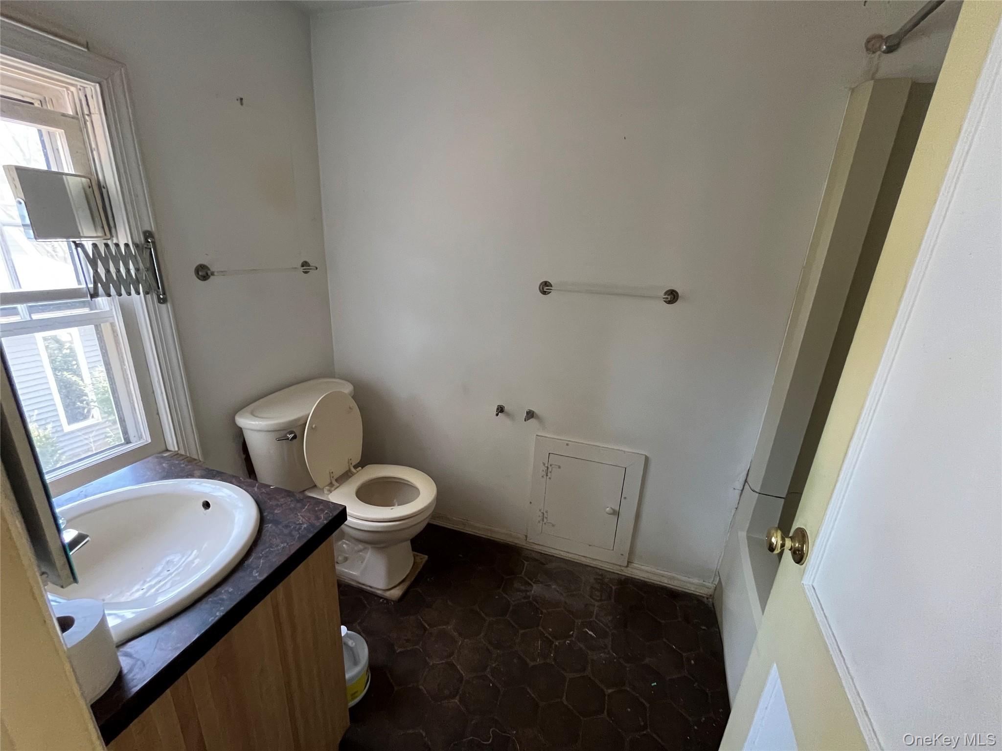 8 Ketewomoke Drive, Halesite, NY 11743