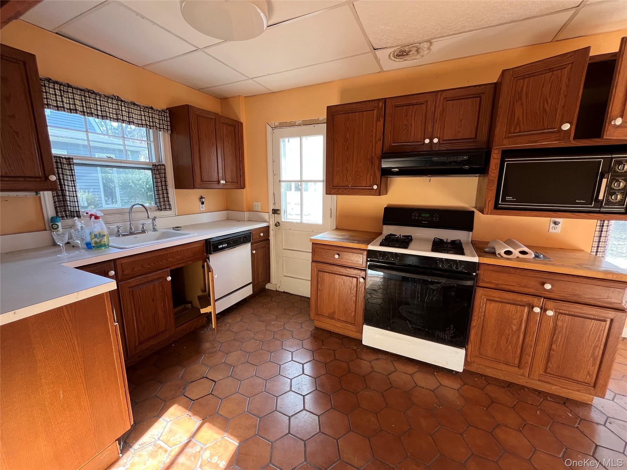 8 Ketewomoke Drive, Halesite, NY 11743