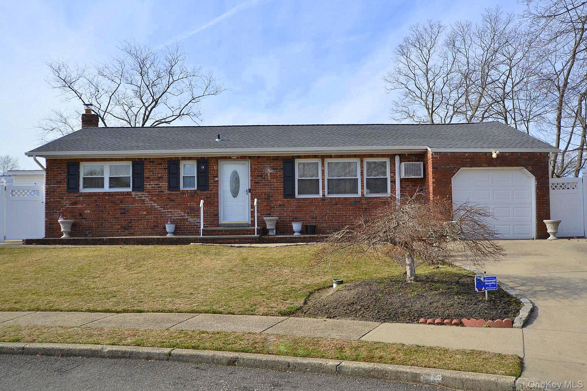 9 Tory Court, Holbrook, NY 11741