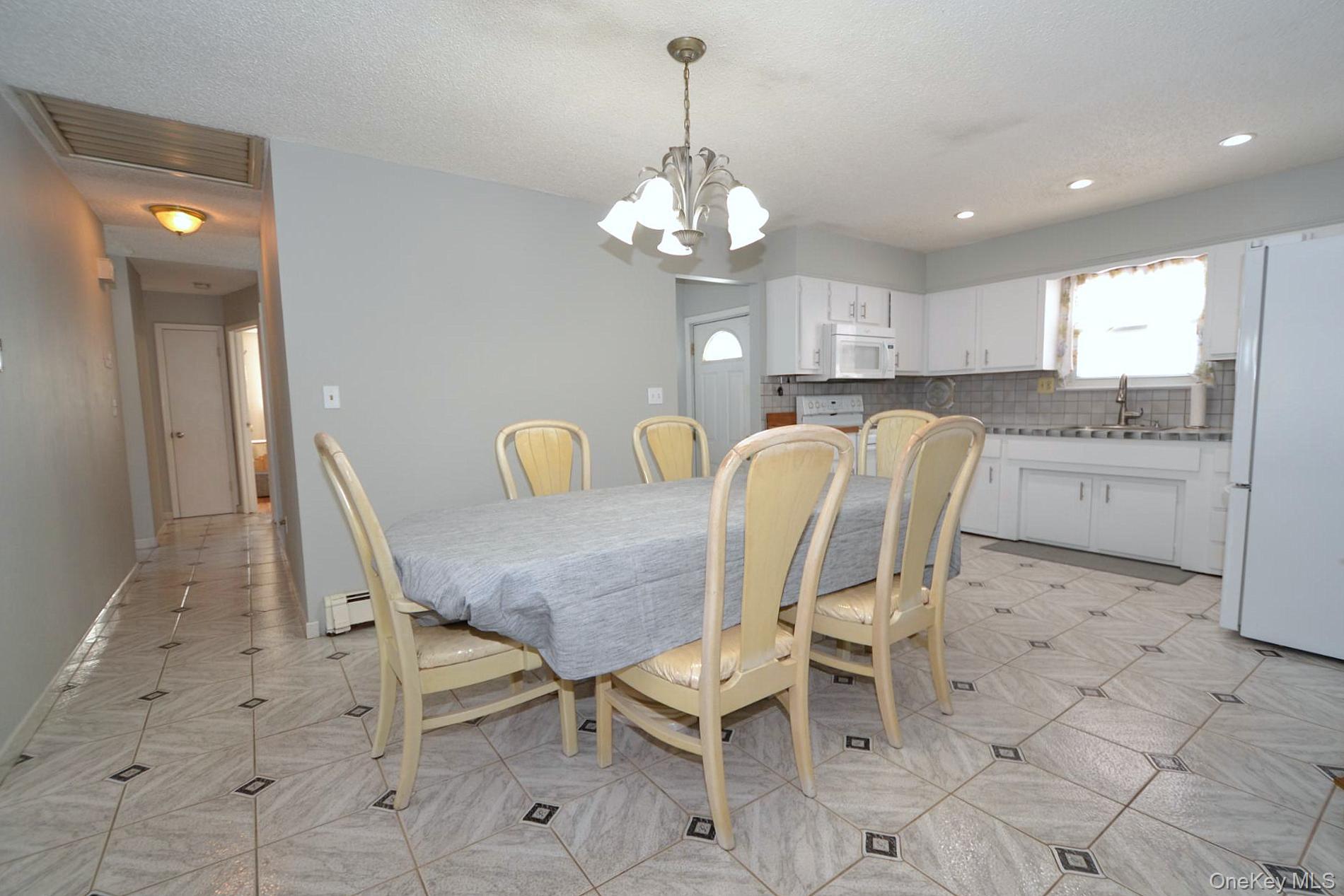 9 Tory Court, Holbrook, NY 11741