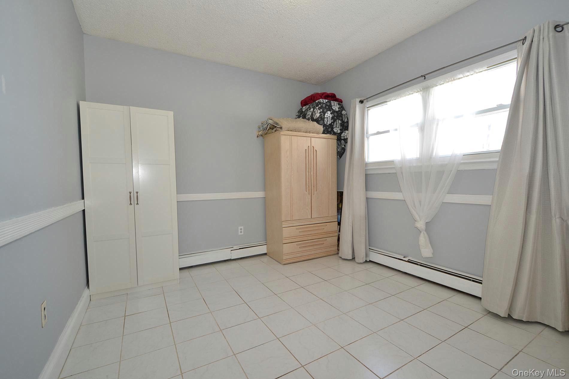 9 Tory Court, Holbrook, NY 11741