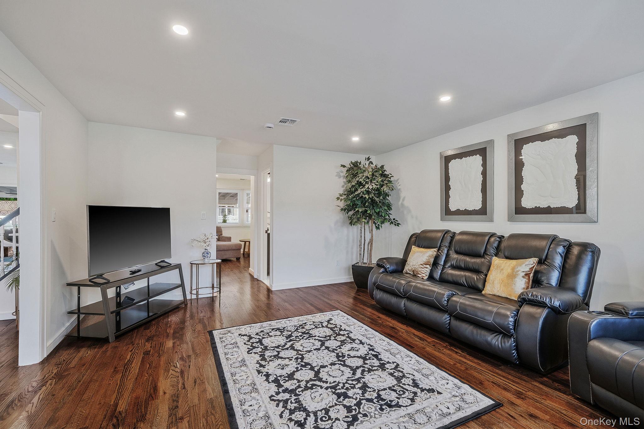 2 Polo Street, Dix Hills, NY 11746