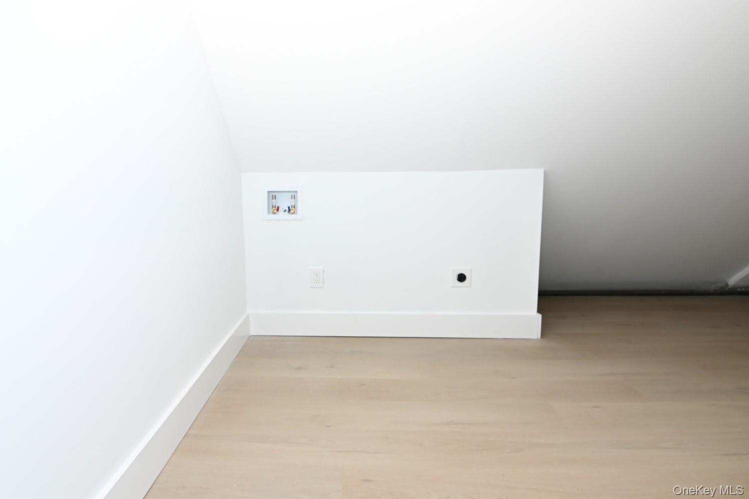 15 Bond Lane, Hicksville, NY 11801