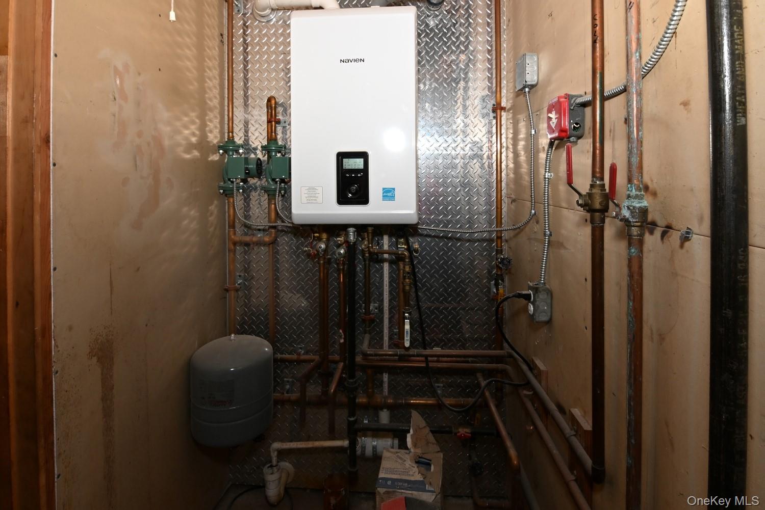 15 Bond Lane, Hicksville, NY 11801