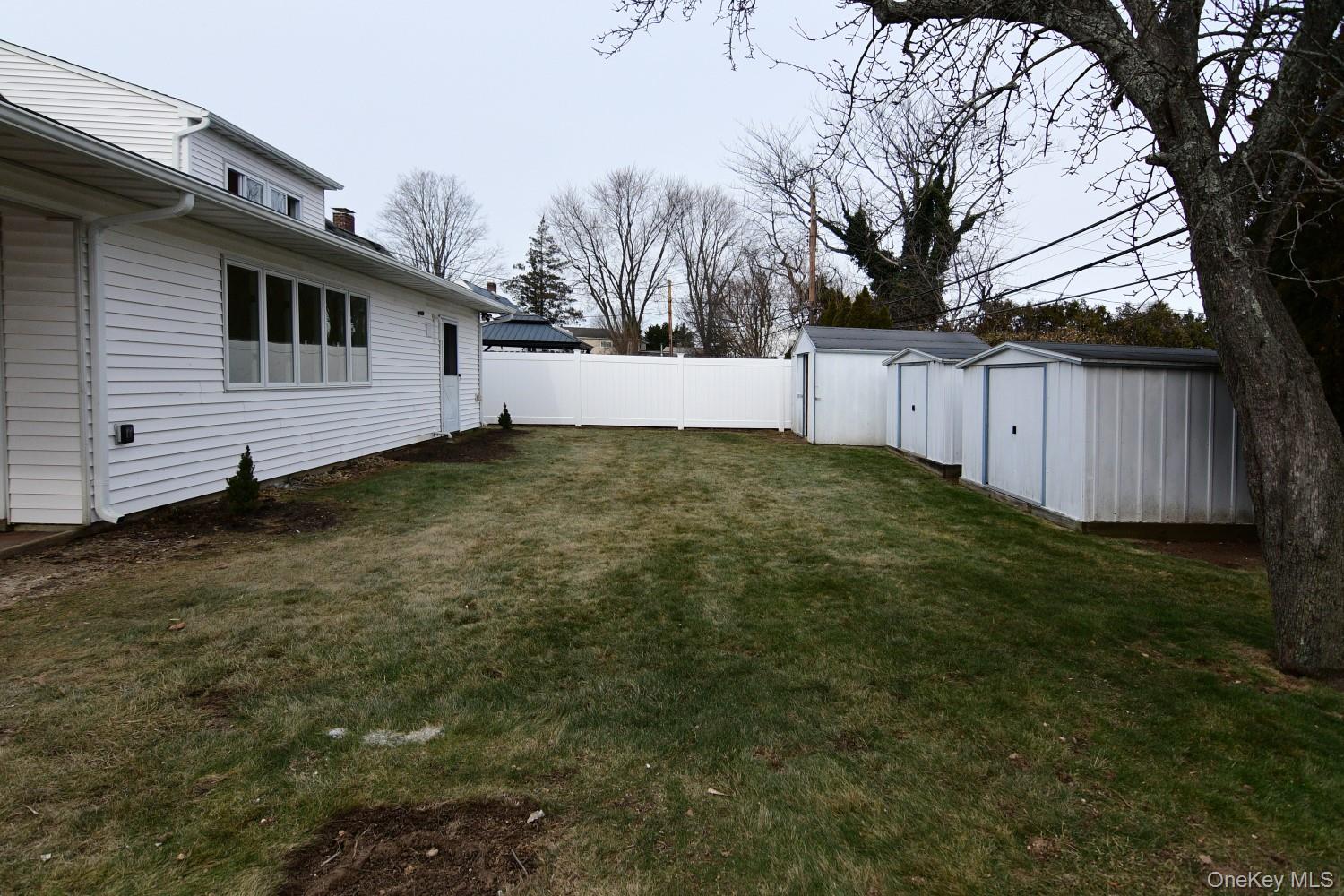 15 Bond Lane, Hicksville, NY 11801