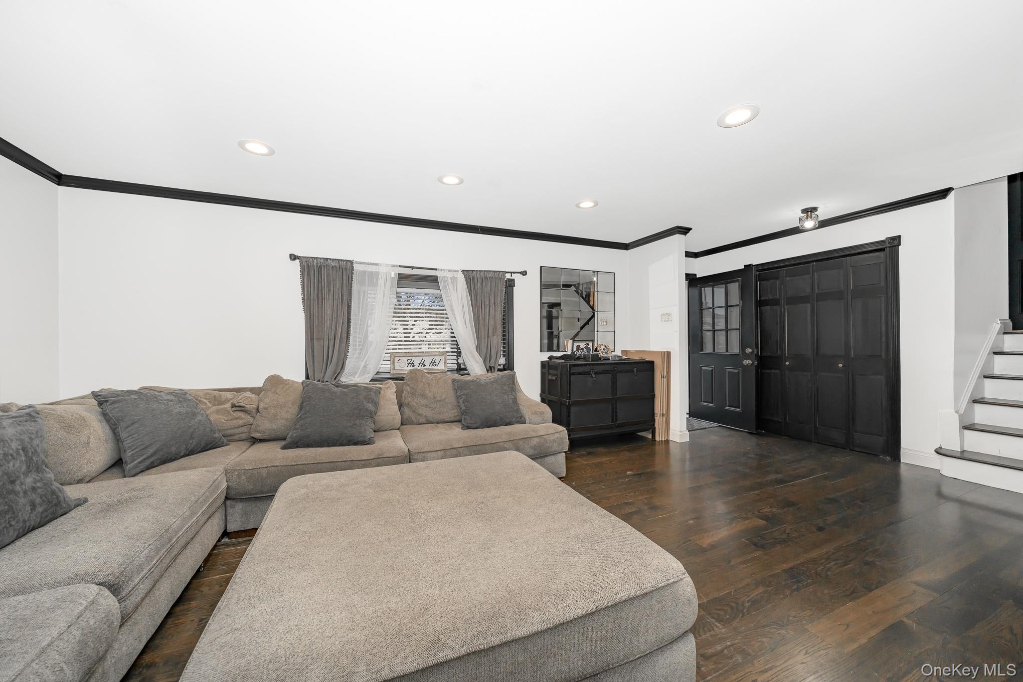 264 W End Avenue, Massapequa, NY 11758