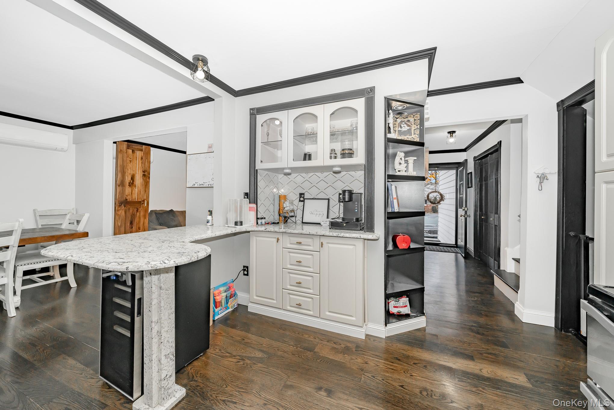 264 W End Avenue, Massapequa, NY 11758