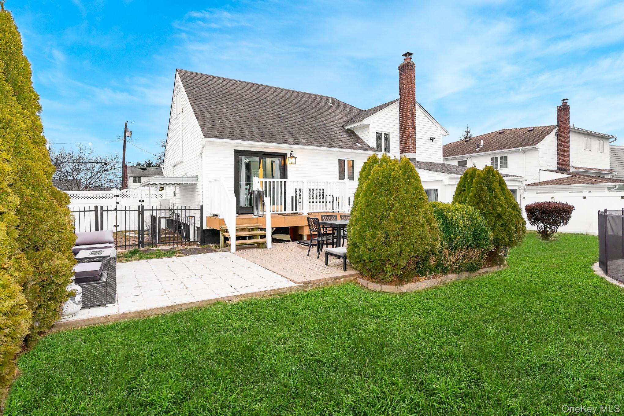 264 W End Avenue, Massapequa, NY 11758