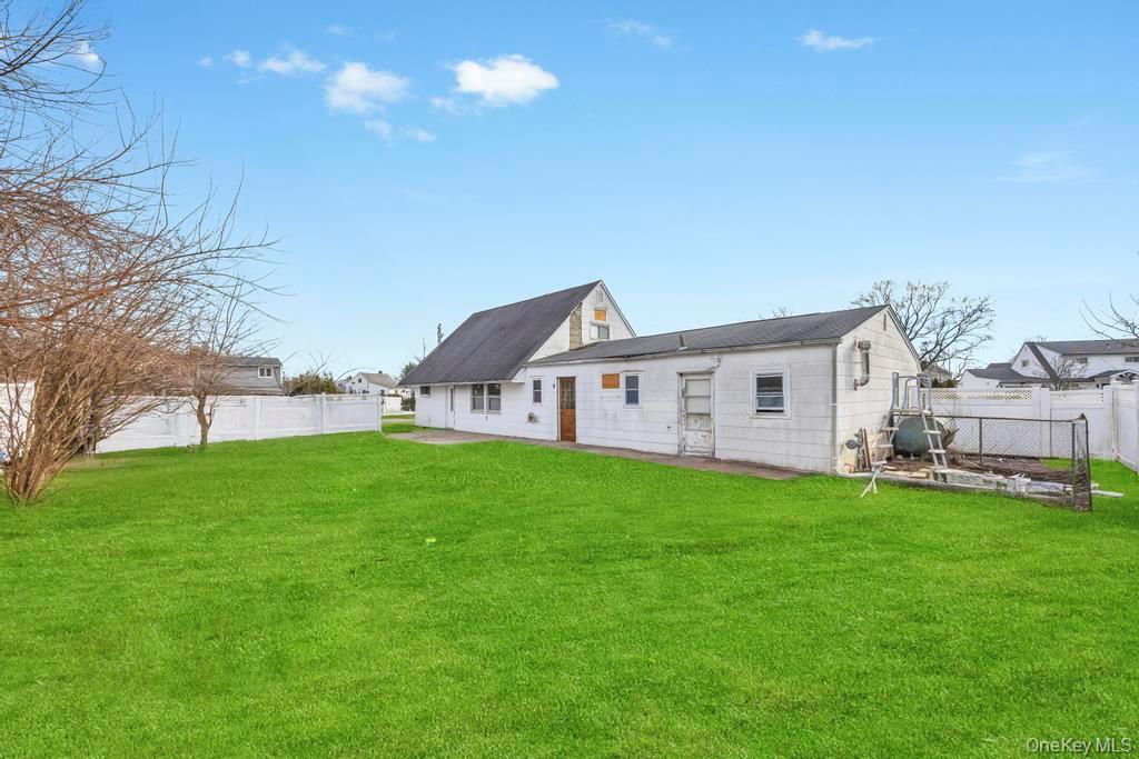 15 Autumn Lane, Hicksville, NY 11801