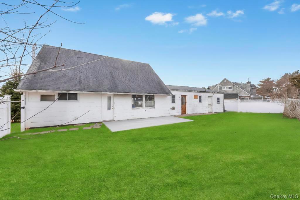 15 Autumn Lane, Hicksville, NY 11801