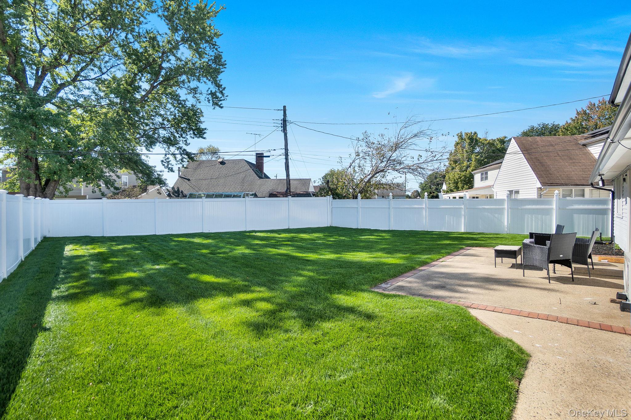 8 Autumn Lane, Hicksville, NY 11801