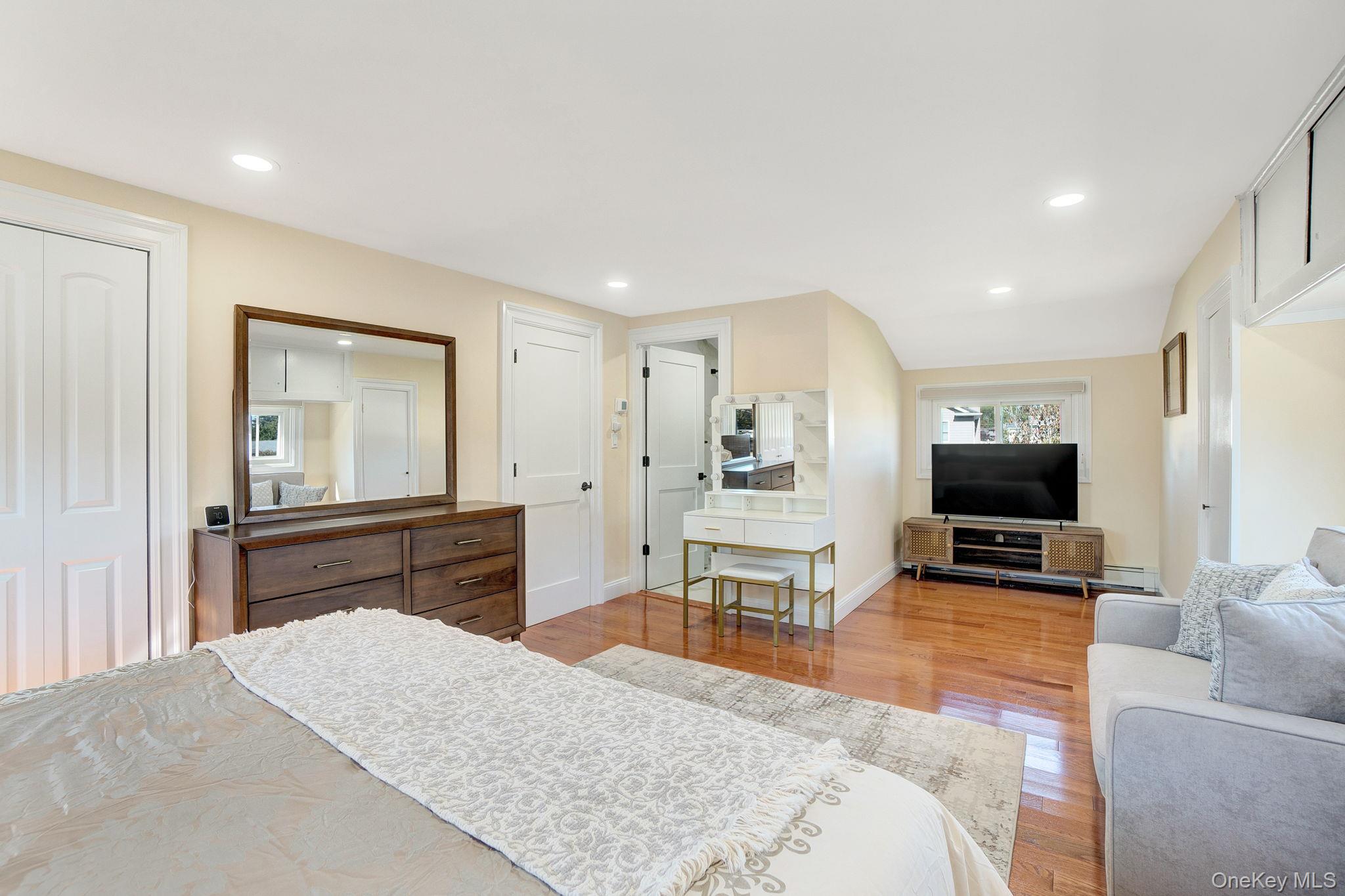 8 Autumn Lane, Hicksville, NY 11801