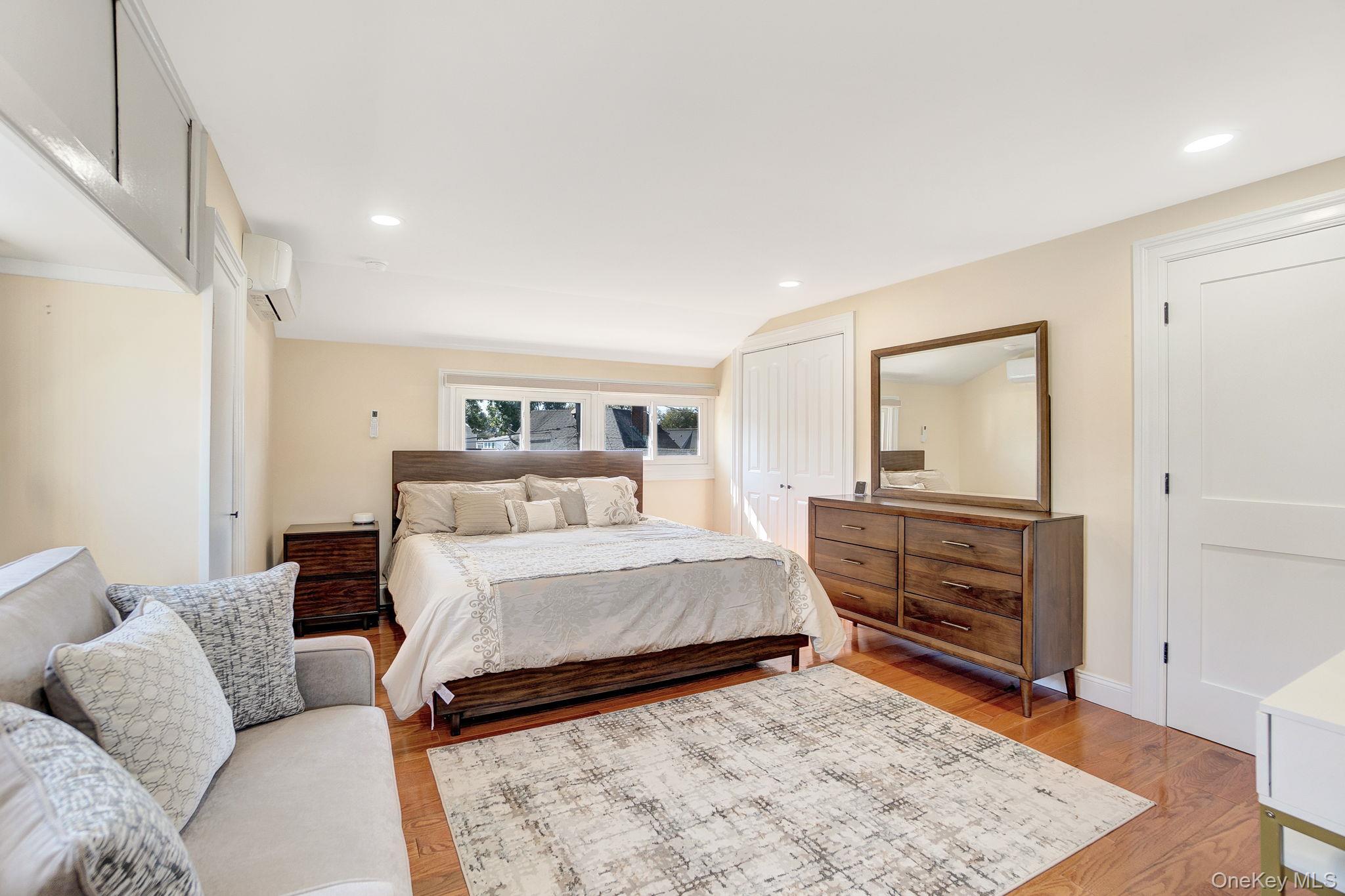 8 Autumn Lane, Hicksville, NY 11801