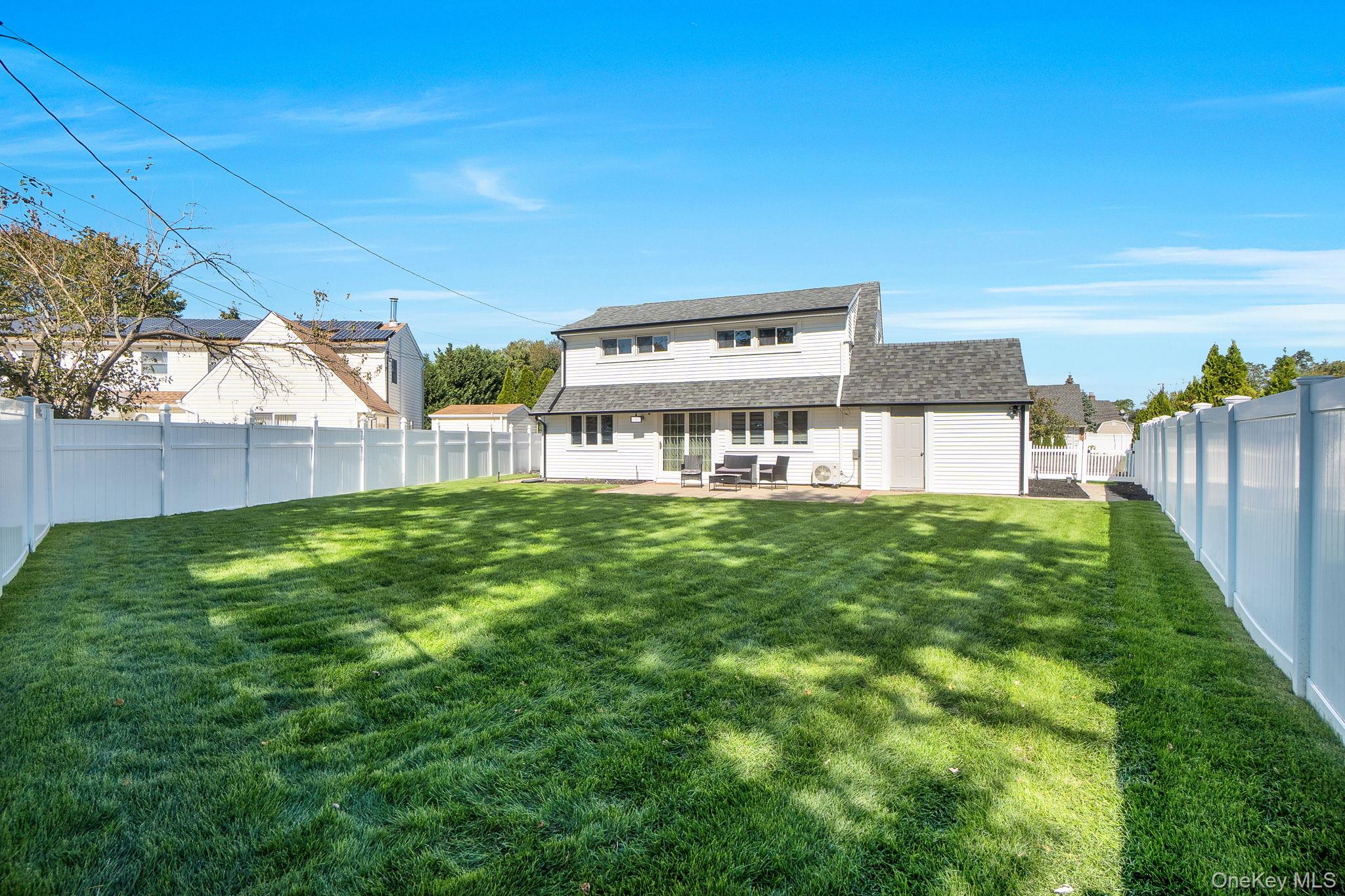 8 Autumn Lane, Hicksville, NY 11801