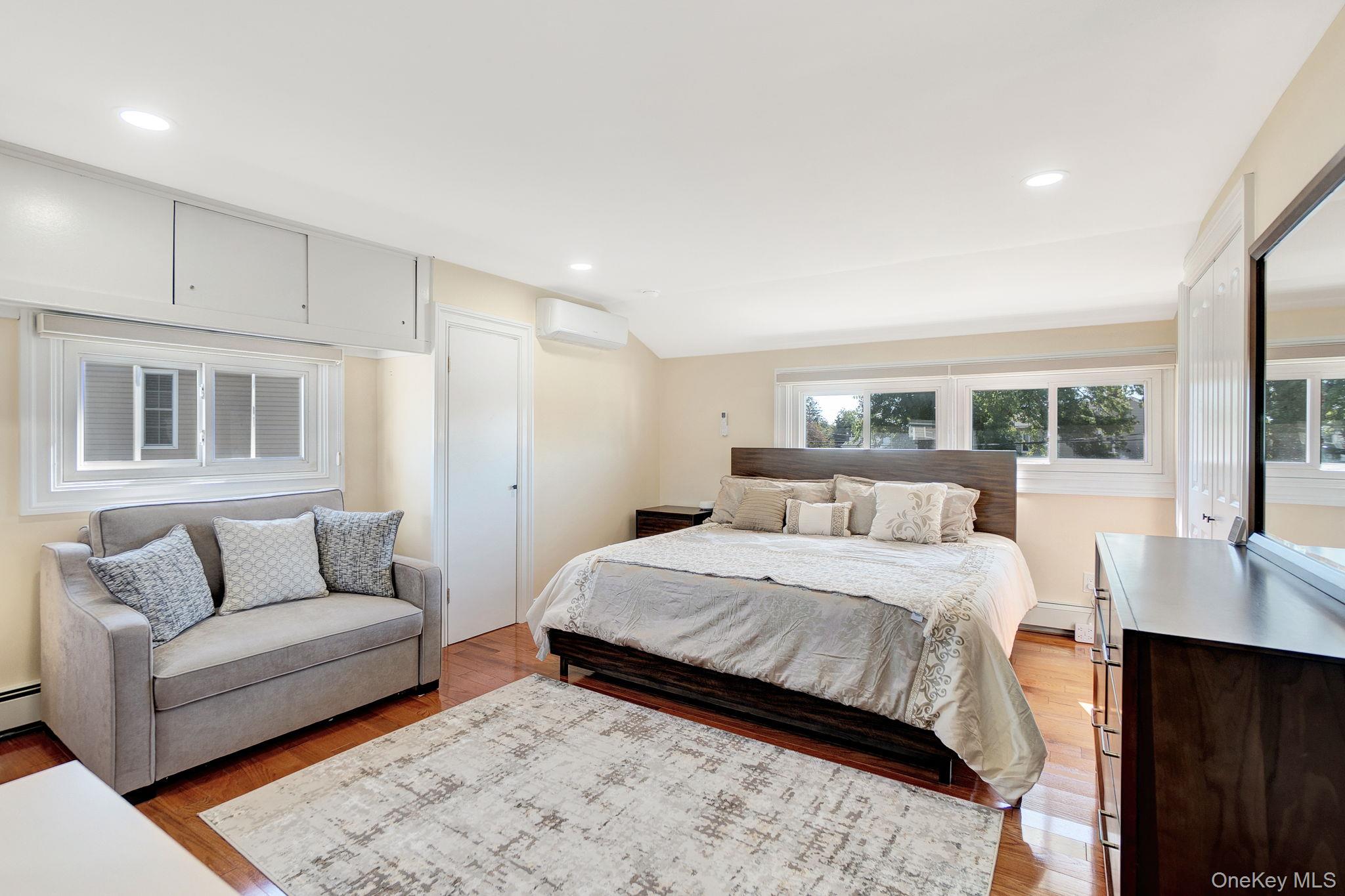 8 Autumn Lane, Hicksville, NY 11801