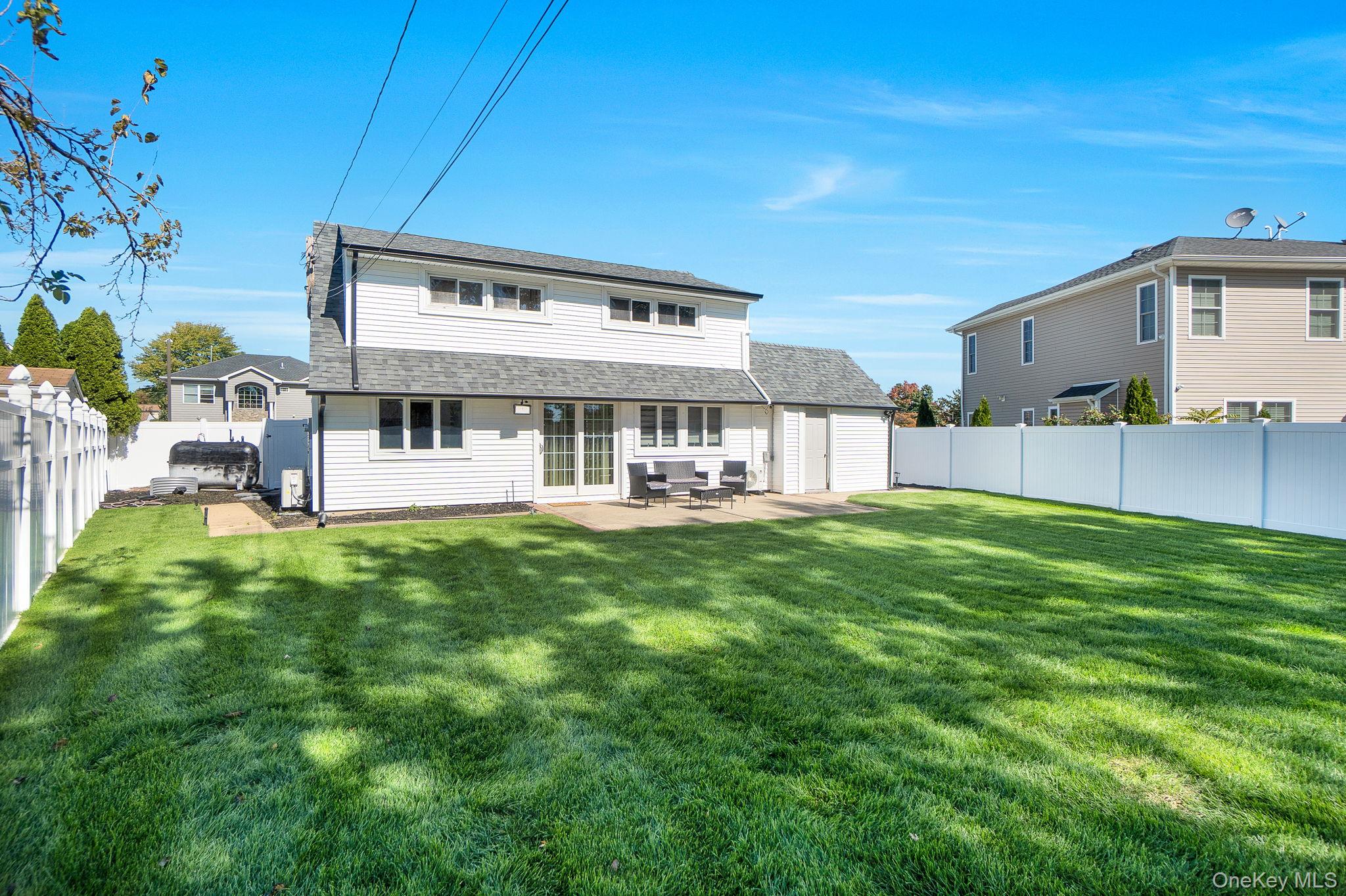 8 Autumn Lane, Hicksville, NY 11801