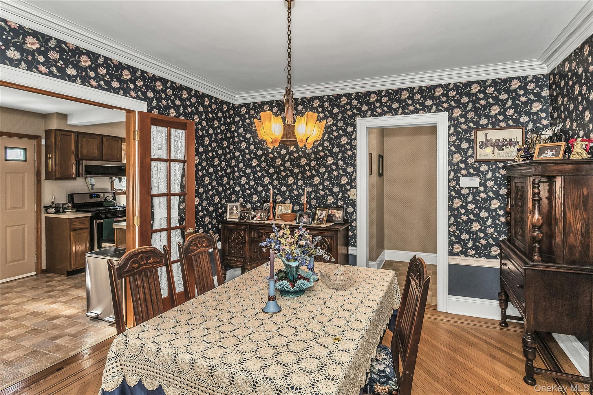 8 3rd Place, Garden City, NY 11530