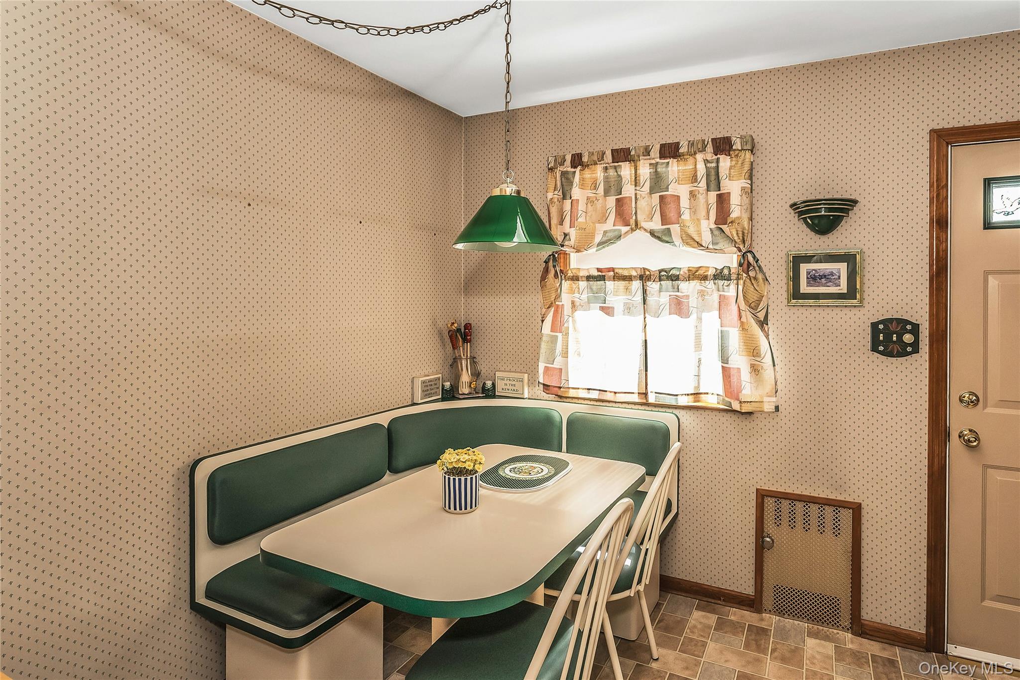 8 3rd Place, Garden City, NY 11530