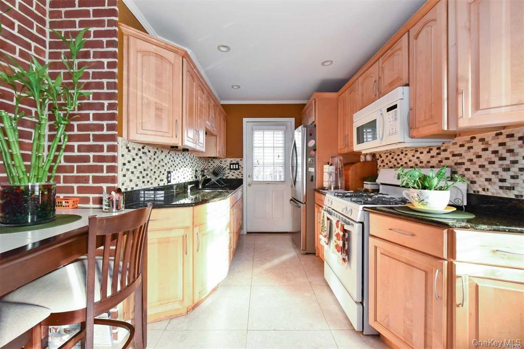 382 Pennsylvania Avenue, Mineola, NY 11501