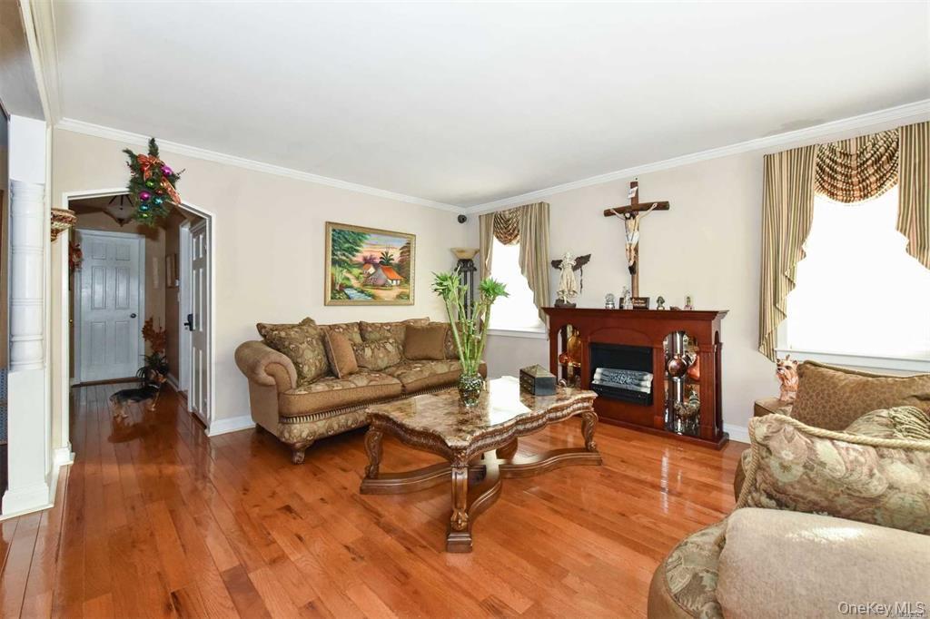 382 Pennsylvania Avenue, Mineola, NY 11501