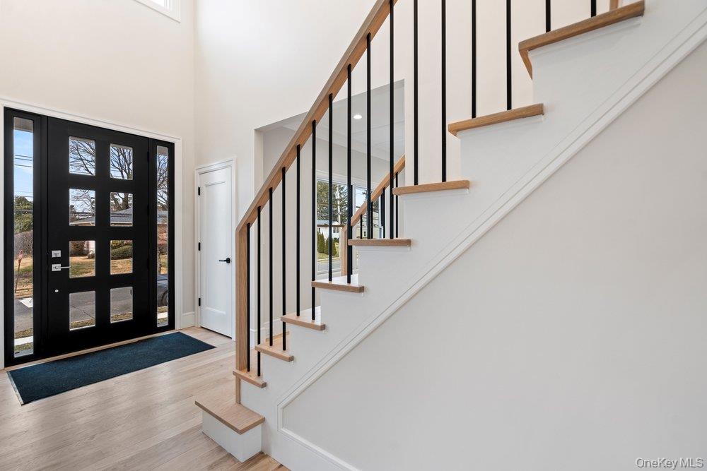 35 Main Parkway, Plainview, NY 11803