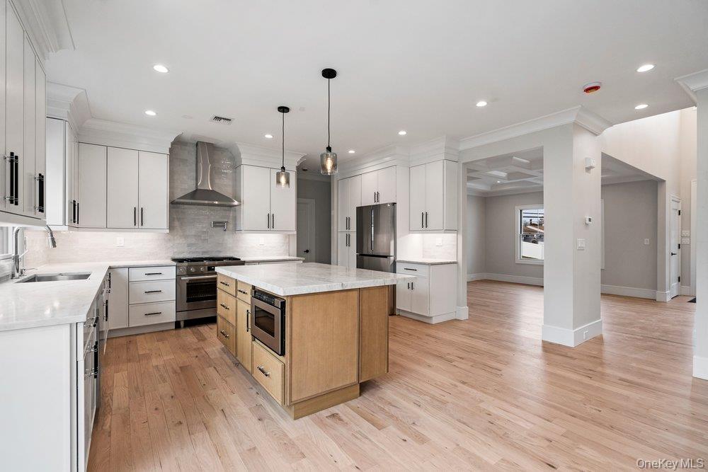 35 Main Parkway, Plainview, NY 11803