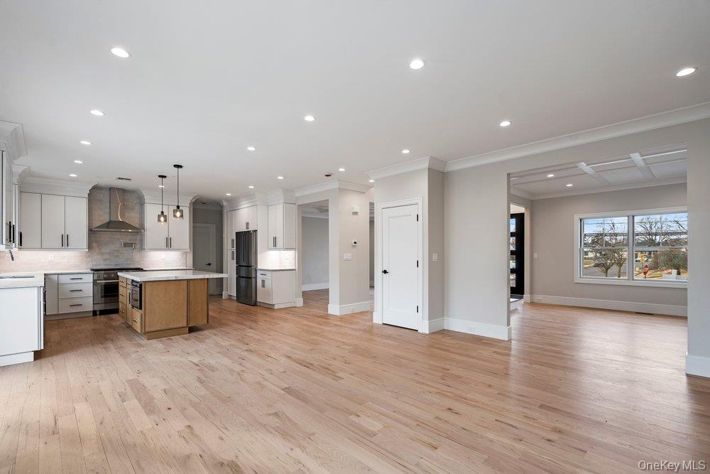 35 Main Parkway, Plainview, NY 11803