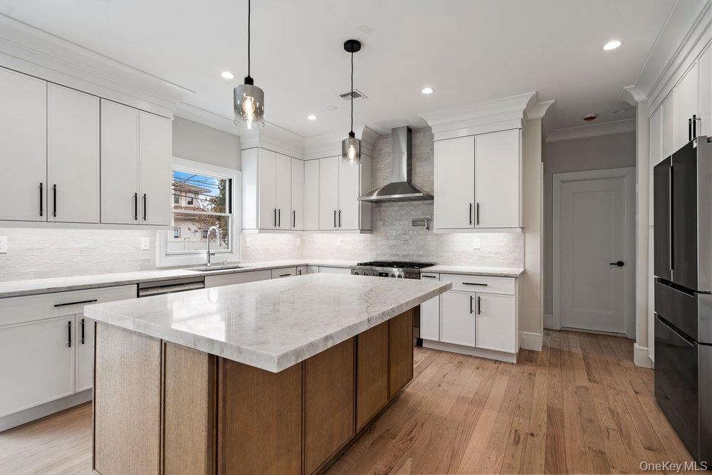 35 Main Parkway, Plainview, NY 11803