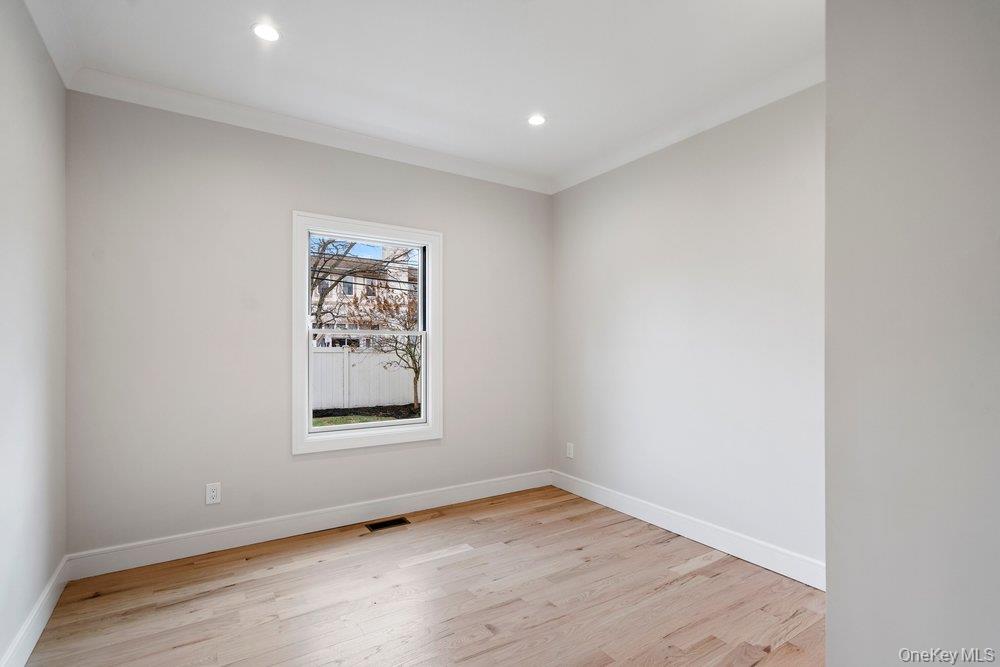 35 Main Parkway, Plainview, NY 11803