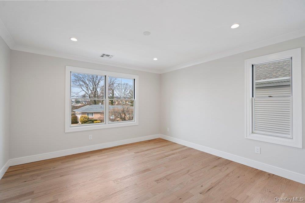 35 Main Parkway, Plainview, NY 11803