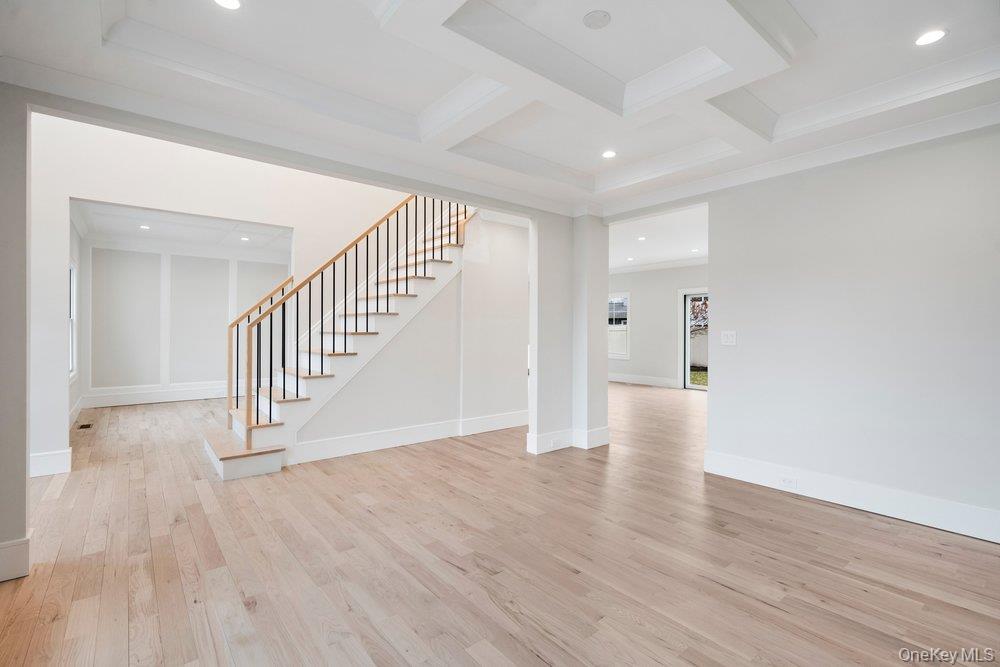 35 Main Parkway, Plainview, NY 11803